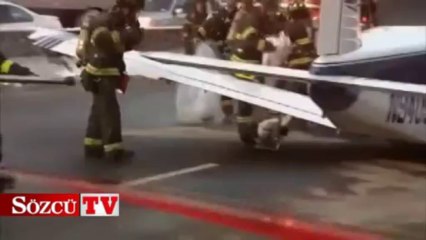 Скачать видео: New York'un en işlek caddesine uçak indi