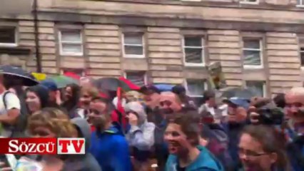 Küçük çocuk sokak dansçısına taş çıkardı