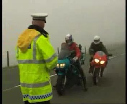 Un policier provoque un accident de moto