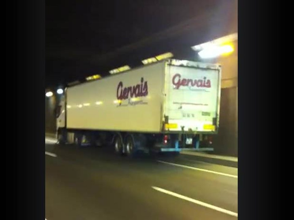 Un camion percute des voitures sous le tunnel A86