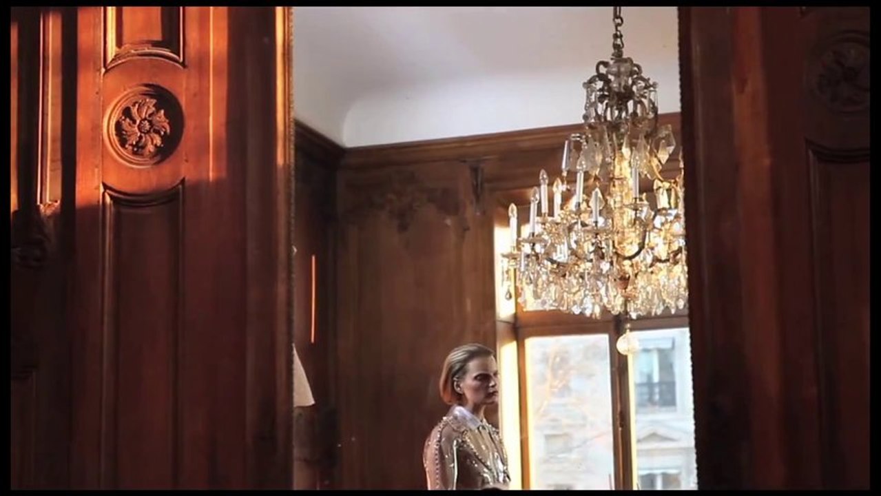 Guinevere van Seenus for Vogue Italia (March 2013 issue) backstage Video of the fashion story Back to the dreamy elegance by Paolo Roversi