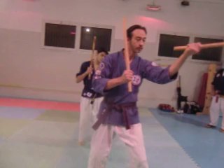 Nicho tambo happo, kata avec deux bâtons courts.