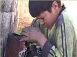 الأطفال بريف إدلب يضطرون للعمل بمهن شاقة