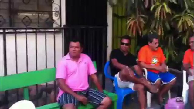 Musicos banda trompeta viento metales en una fiesta de pueblo