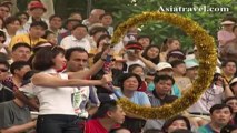 Bird Performing Tricks at Jurong Birdpark Singapore by Asiatravel.com