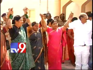 Samaikyandhra vs Telangana MLCs shout slogans