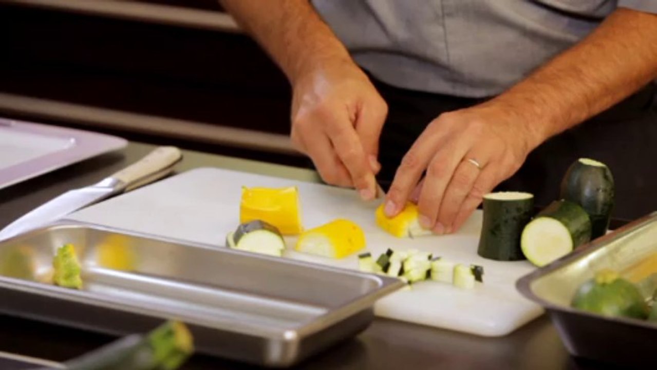 Tailler une courgette en dés