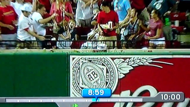 Commentaires hilarants d'un accident pendant ce match de Baseball! Trop marrant!