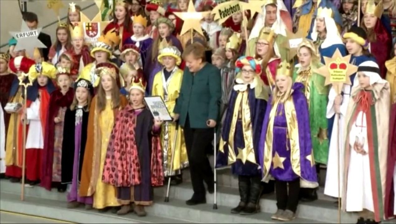 Merkel réapparaît en béquilles après son accident de ski