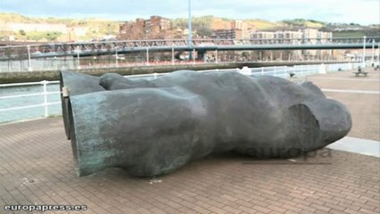 Download Video: Escultura derribada por el viento en Bilbao