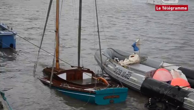 Clohars-Carnoët (29). Deux bateaux renfloués dans le port de Doëlan