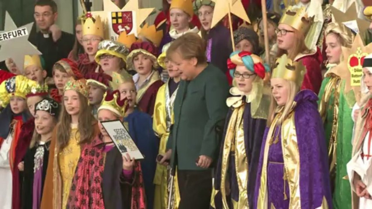 Merkel auf Krücken: Empfang der Sternsinger im Kanzleramt