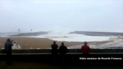 La vague qui a semé la panique à Foz de Douro (Portugal)