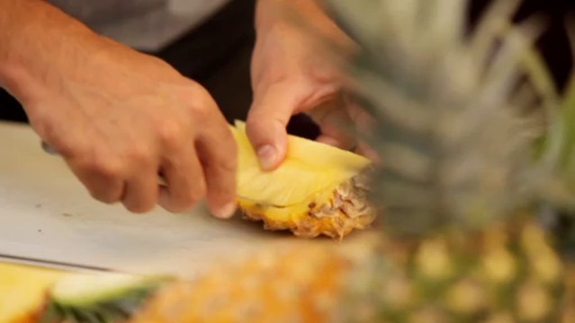 Réaliser une découpe d'ananas en gondole