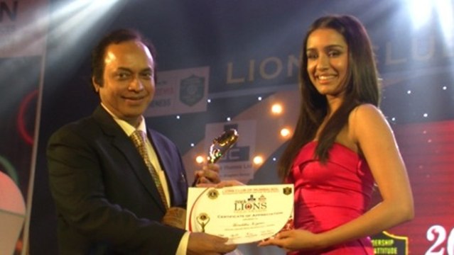 Shraddha Kapoor Bags The Best Female Actor Award At 20th Lions Gold Awards 2014