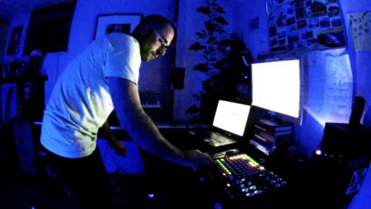 techno music download