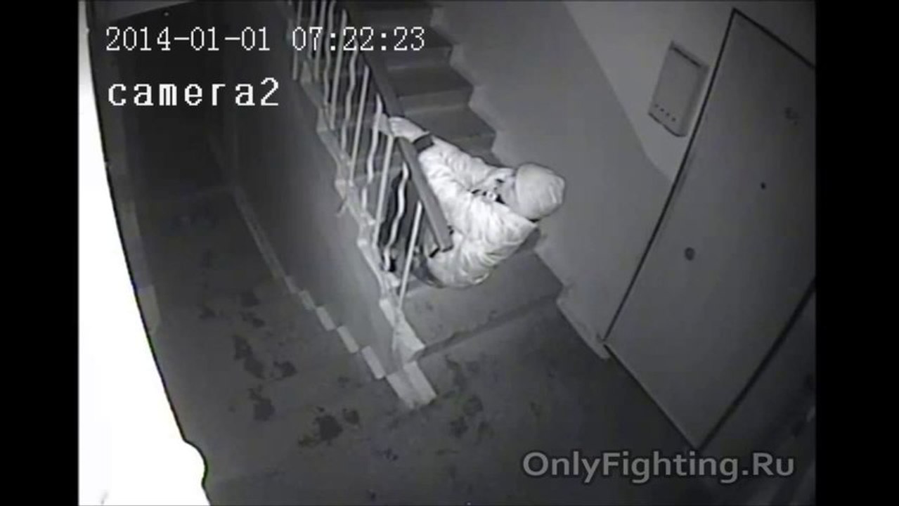 Ivre, un zombie monte les escaliers