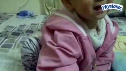 hai bố con tranh nhau tờ giấy cực kỳ đáng yêu và hài hước