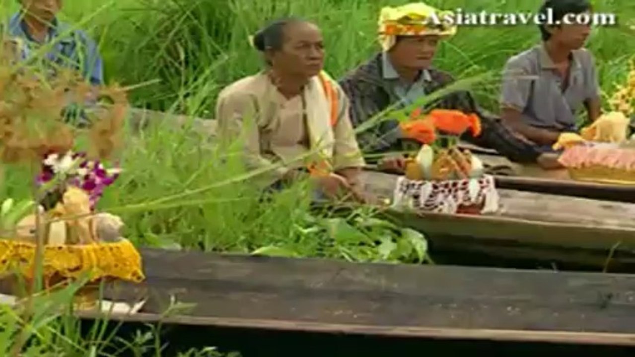 Phaung Daw Oo Pagoda Festival in Myanmar by Asiatravel.com