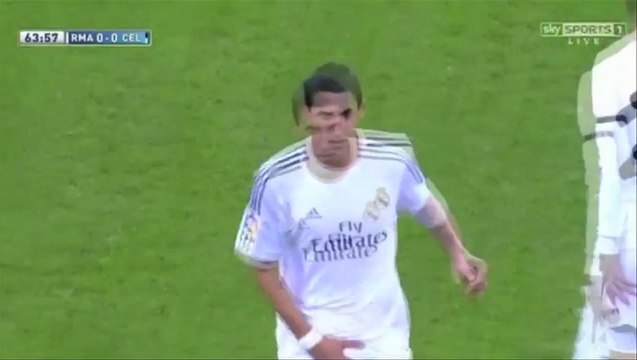 Di Maria du Real Madrid se touche les parties lors de son remplacement