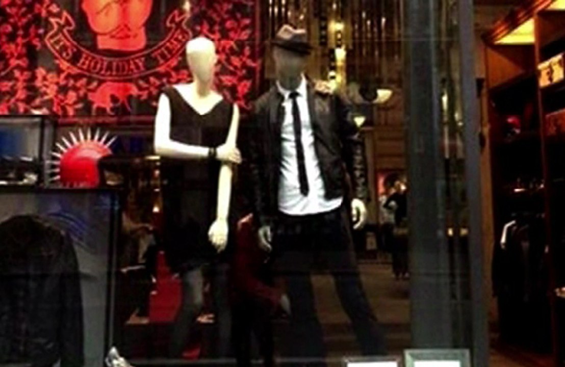 Polémique : Le mannequin d'une vitrine Diesel accusé de faire une quenelle - ZAPPING ACTU DU 08/01/2014