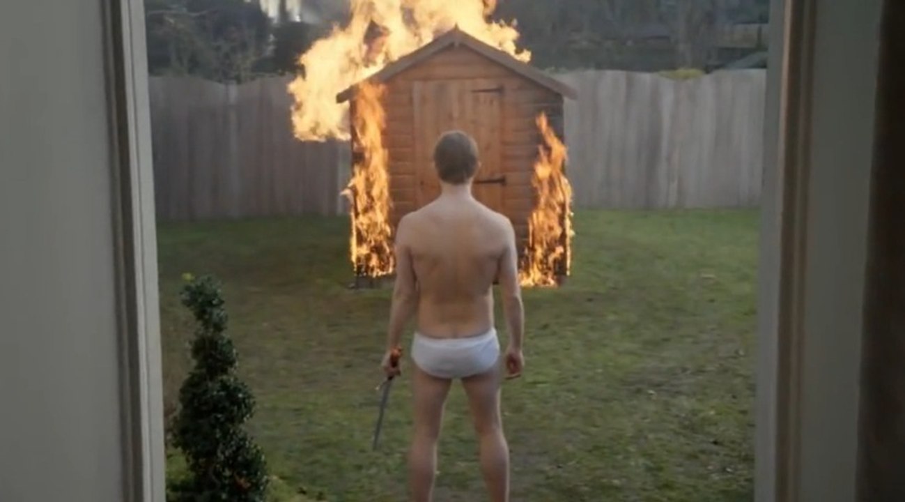 Lire le journal et détruire la maison en 1h!! Pub Tv Trop Marrante!!!