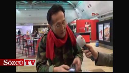 Bilet parası için resim çiziyor