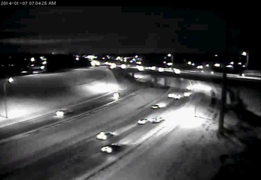 Une voiture tombe d'un pont à cause de la glace sur les route!