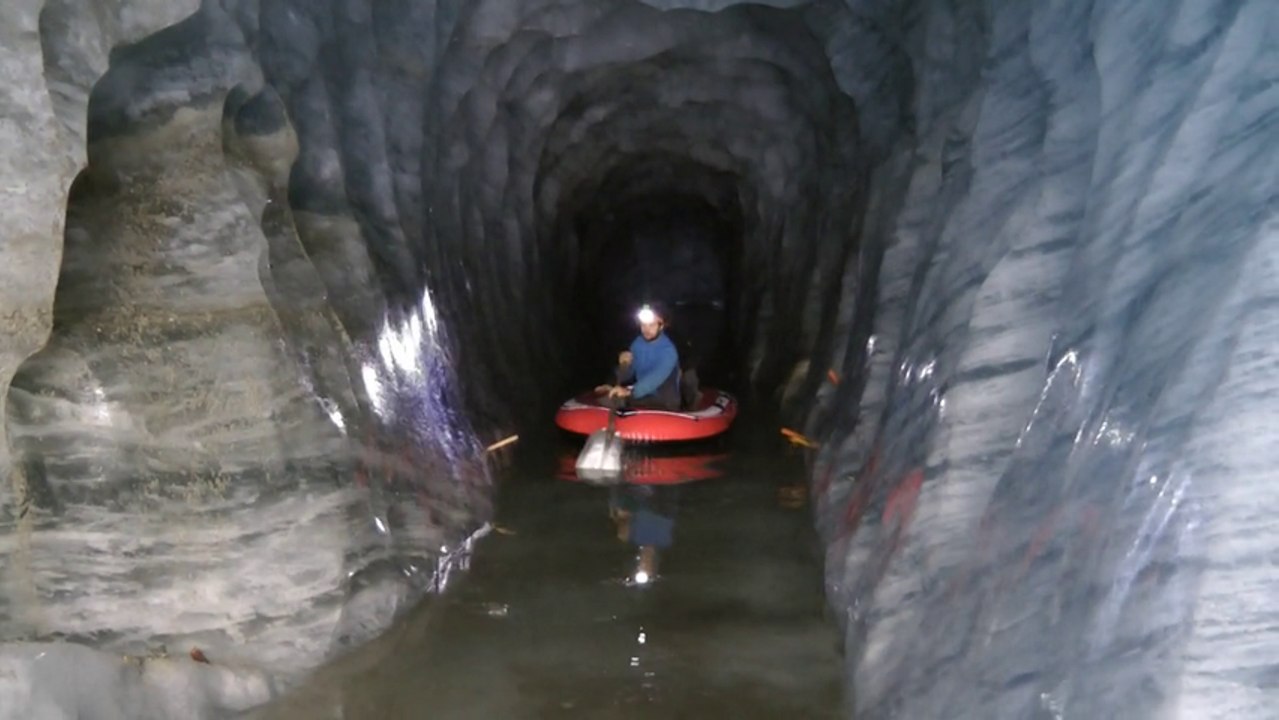 Grotte de la Mer de Glace. Du bateau dans la Mer de Glace.  Août 2013