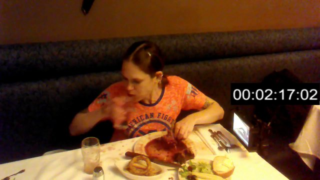 Molly Schuyler mange 2 kilos de viande en moins de 3 minutes