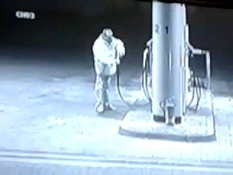 Boire de l'essence dans une station service