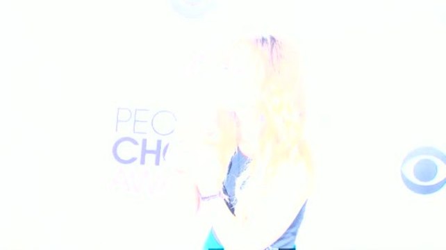 Kaley Cuoco Sweeting Gushes Over Husband While Accepting People's Choice Award