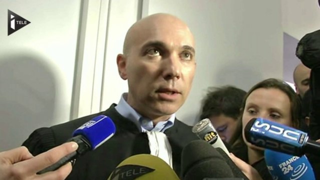 Dieudonné dos au mur