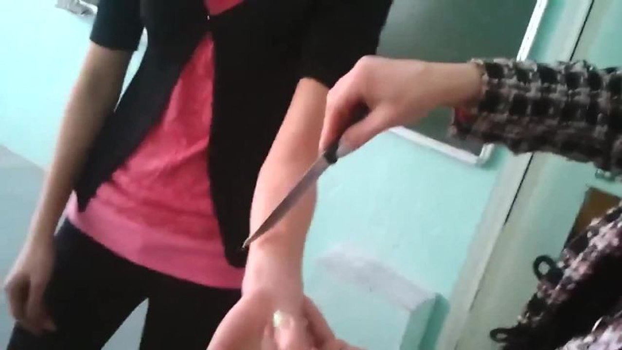 Faux sang et coupures avec un couteau