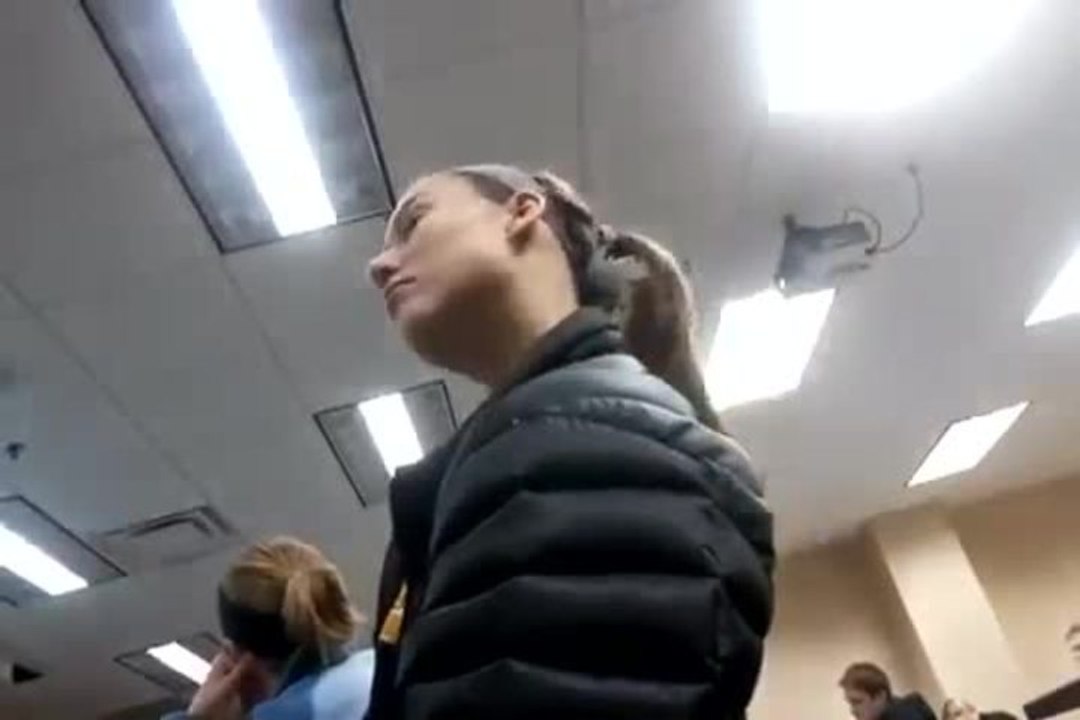 Fille tombe de fatigue en cours