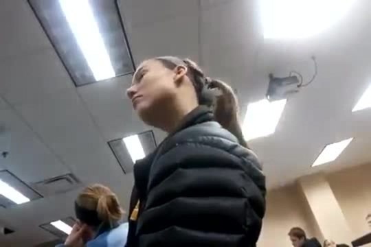 Fille tombe de fatigue en cours