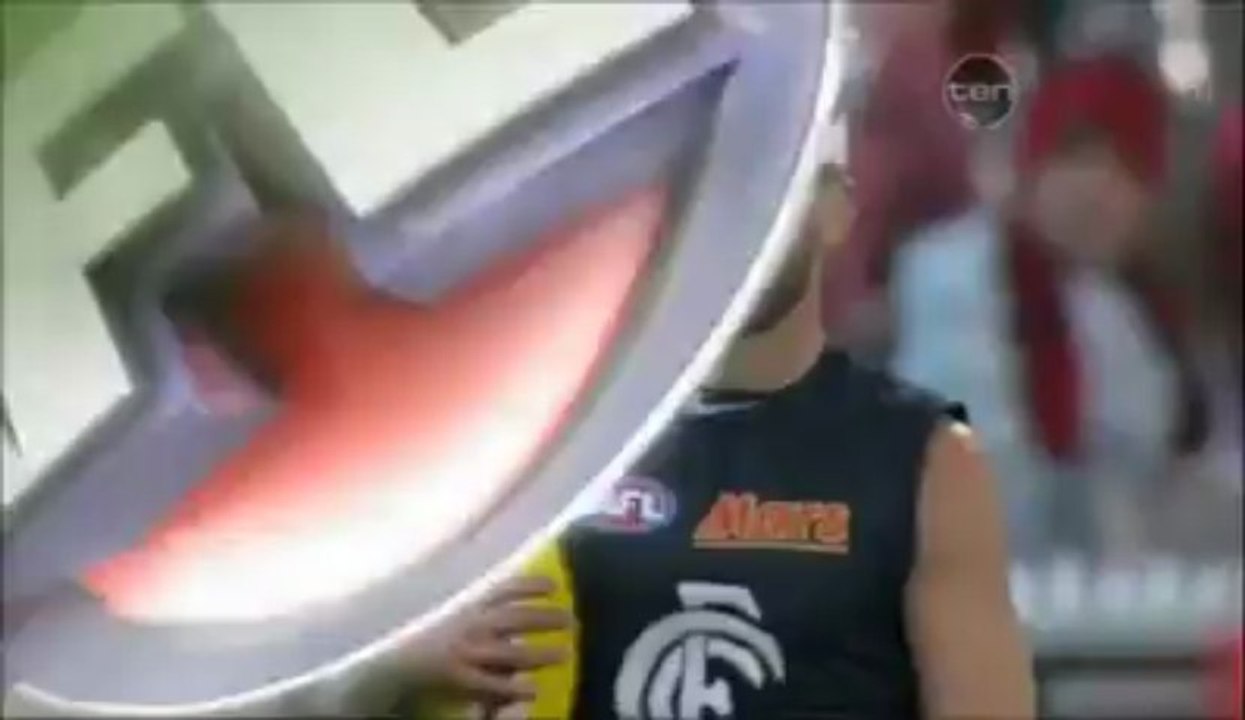 Amazing Catch by Australian Rugby player - JananTv.com