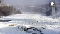 El frío congela las cataratas del Niágara