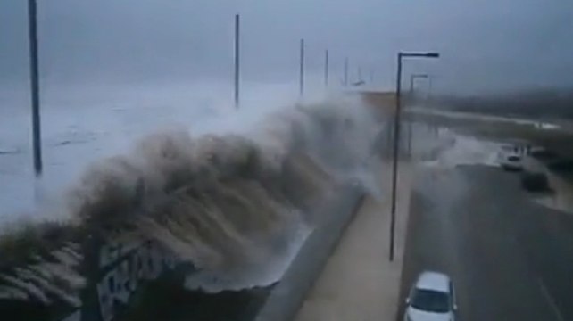 Un homme surpris par une vague géante!! Tempête Waver - 2014