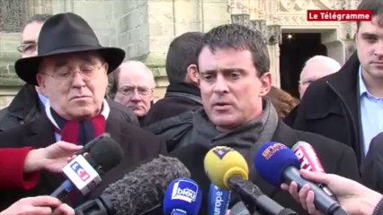 Une de "Closer". Valls : "Nous sommes tous derrière le président de la République"