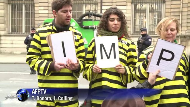 Immunité de Serge Dassault: action de Sauvons les riches devant le Sénat à Paris