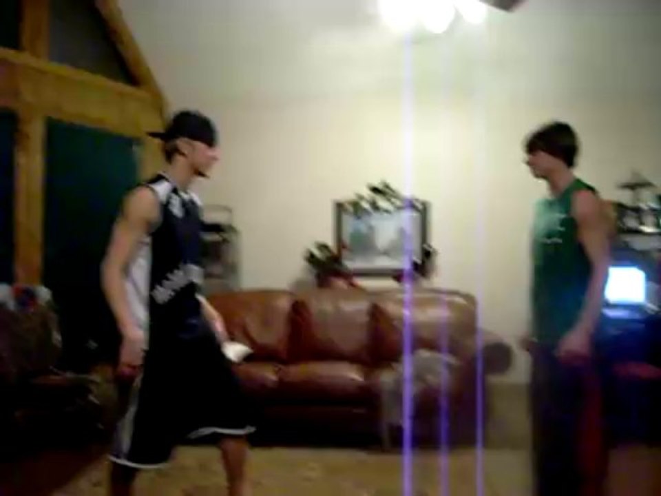 Un conflit entre potes ?? Un bon coup dans les C***** et on en parle plus!!