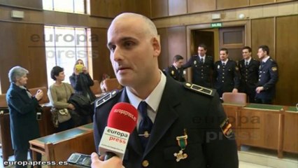 Cuatro agentes condecorados por rescate de una mujer