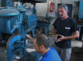 Télécharger la video: Finalisation et personnalisation des boules de pétanque La Boule Bleue