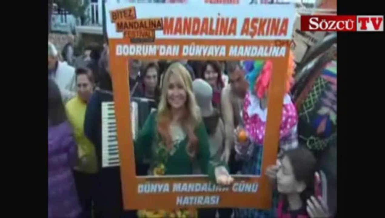 Yonca Evcimik deveye bindi