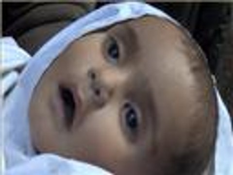 الجوع يفتك برضيع في مخيم اليرموك المحاصر