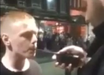 Un gars bourré confond un Talkie-Walkie avec un Ethylotest