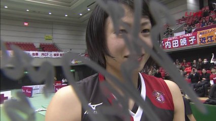 Akari Oumi signs autograph on lens