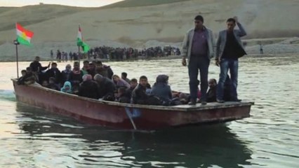 Syrians flee to Iraq on barges