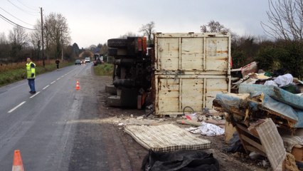 La benne à ordures fait basculer le camion